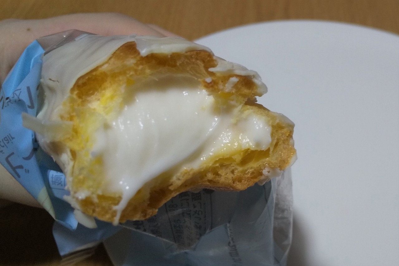 のびるクリームだから 豪快にかじっても垂れなくて食べやすい ノビ なエクレア 食べてみた ファミマ Appbank