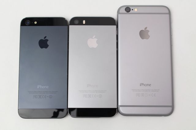 iPhone 5のブラックとiPhone 5s＆iPhone 6のスペースグレイを並べて