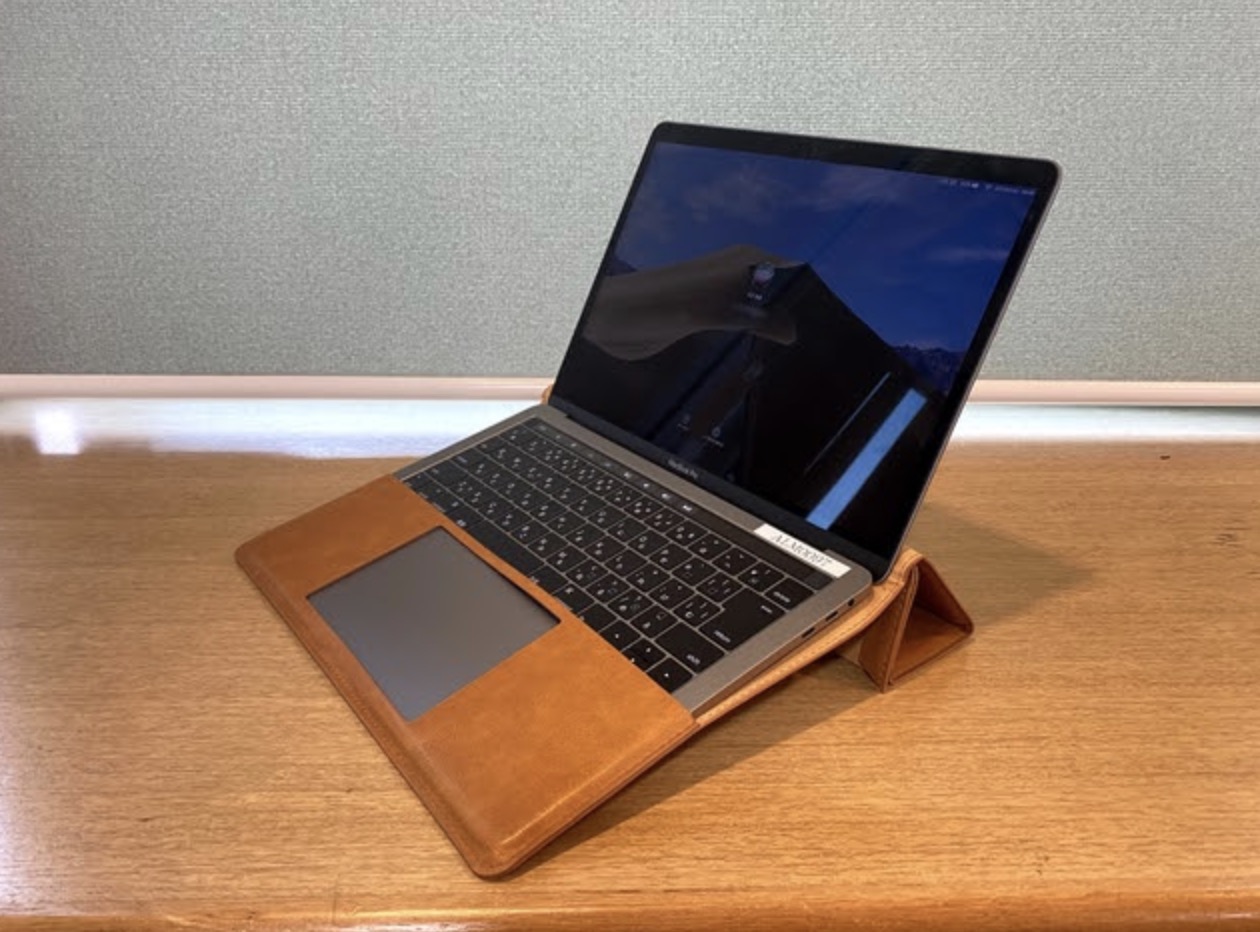 レザー素材のMacBook用スタンド機能付きケース | AppBank