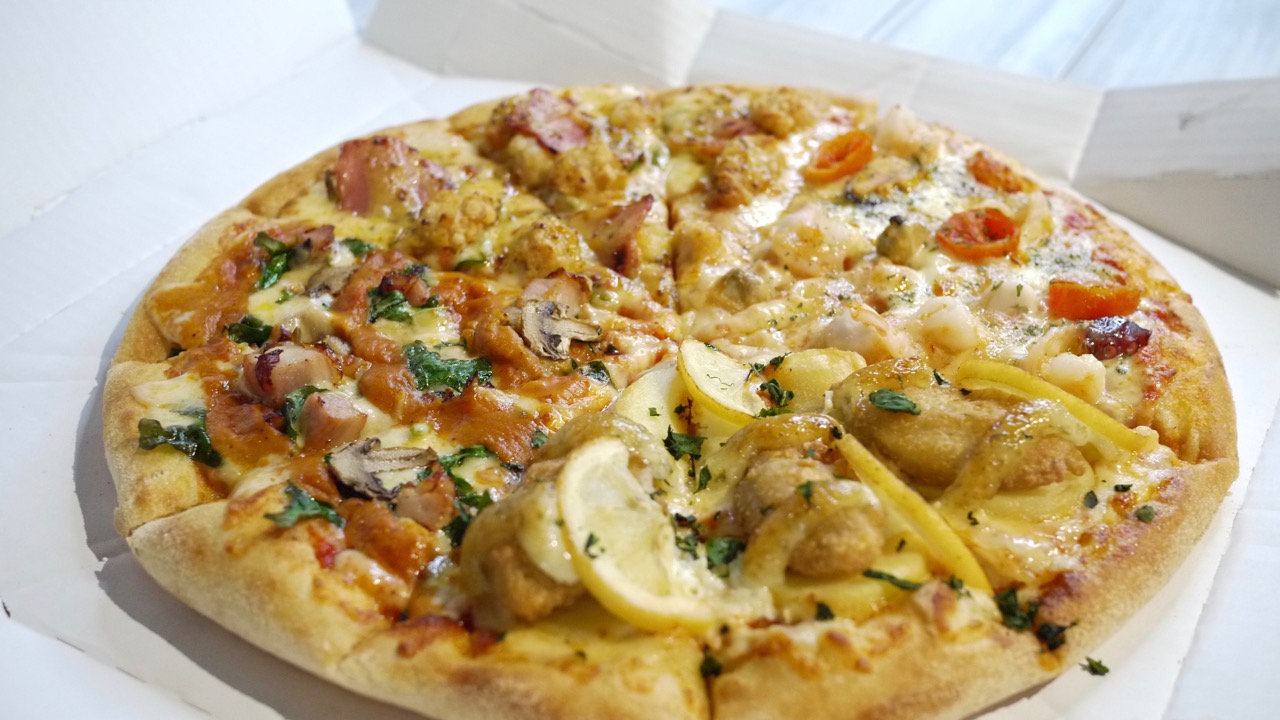 ドミノ・ピザが夏真っ盛り!! 夏の新作クワトロピザとフルーツたっぷりフローズンドリンクを実食っ!! テイクアウトでもデリバリーでもお得に♪