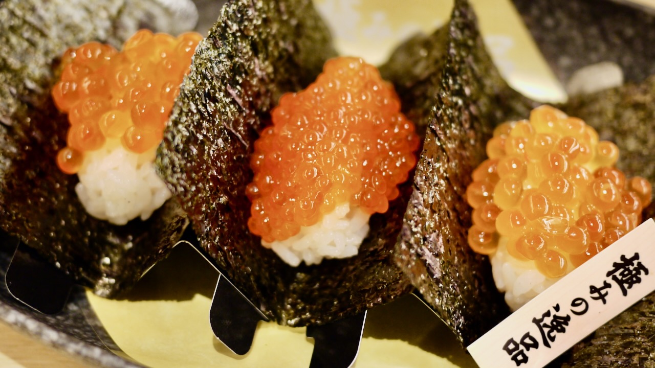 いくらって何種類もあんねん。くら寿司「極上いくら三種」食べてきた! サーモンやウニも登場中!