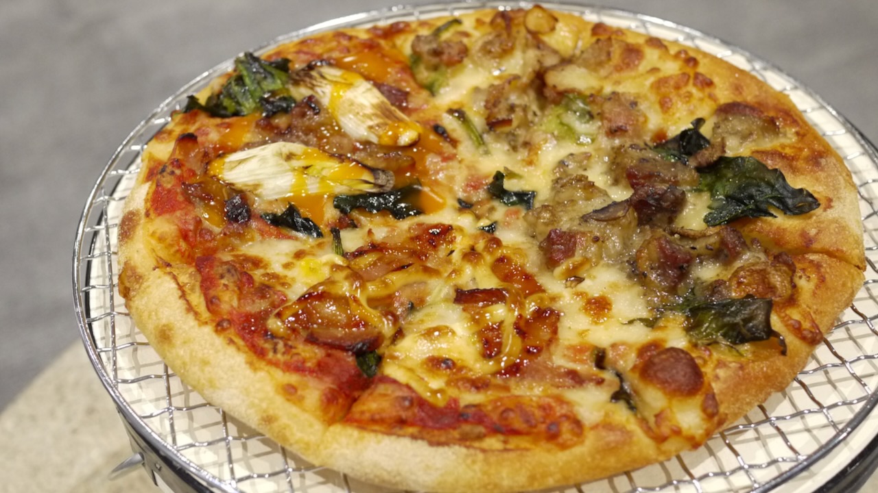 ドミノ・ピザ新作は「肉ピザ・クワトロ」すき焼きも焼肉も1枚で!? 肉だらけピザ本日発売!