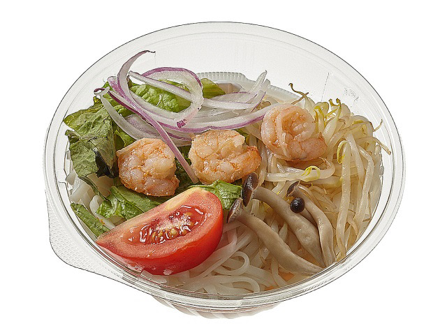 タイ料理として広く知られるトムヤムクンをスープに用いた冷たい麺料理です。麺は国産うるち米を使用した、平たいライスヌードルを使用しています。