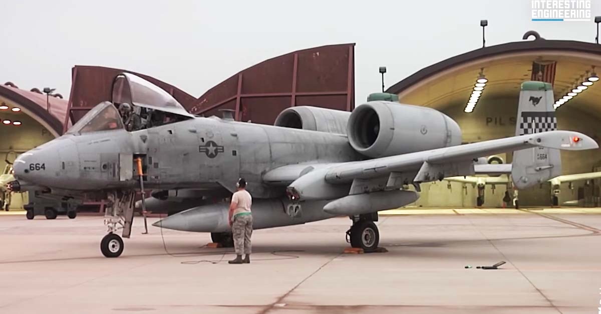 毎分4,200発、巨大ガトリング砲を登載した攻撃機「A-10 Warthog」の驚異的破壊力